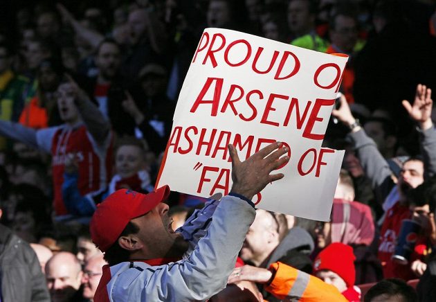 Našli se i fanoušci, kteří podporovali francouzského lodivoda během utkání Arsenalu s Norwichem.