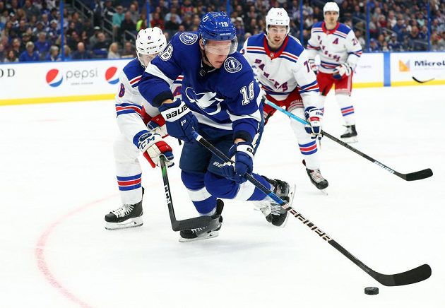 Útočník Tampy Bay Ondřej Palát (18) bráněný Jacobem Troubou (8) z New Yorku Rangers.
