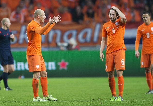 Co se děje? Arjen Robben, Daley Blind a Ibrahim Affelay se vzpamatovávají z dalšího šoku - prohry s Mexikem.