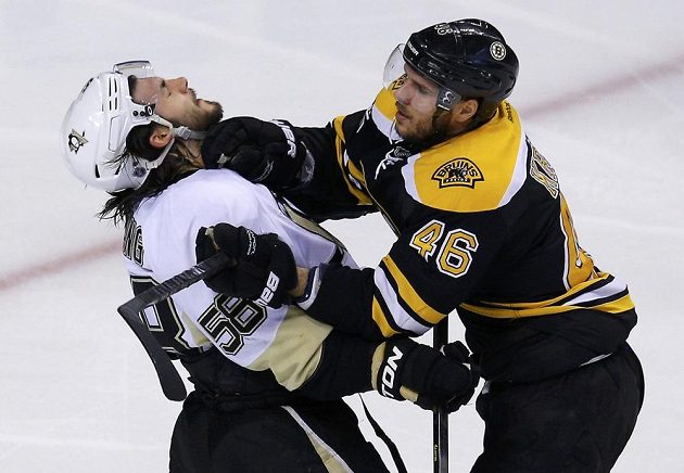 Tvrďák. David Krejčí (vpravo) si od zadáka Pittsburghu Krise Letanga nenechal nic líbit.