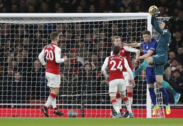 Brankář Arsenalu Petr Čech stahuje bezpečně jeden z centrů v utkání Premier League s Chelsea.