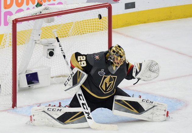 Hokejový útočník Jakub Vrána (není na snímku) z Washingtonu se trefil, puk je za zády brankáře Vegas Golden Knights Marca-Andreho Fleuryho.