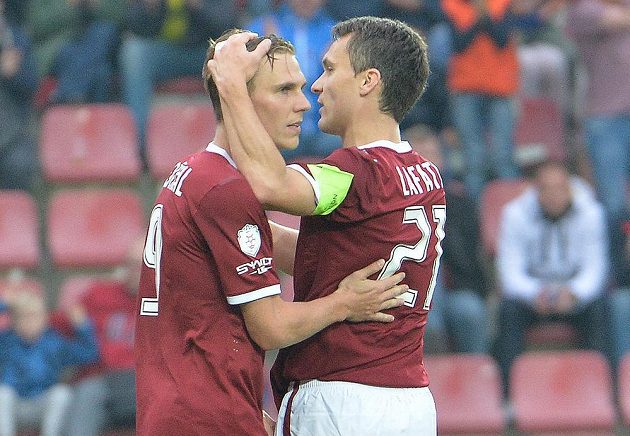Střelec Bořek Dočkal a David Lafata ze Sparty se radují z gólu v utkání 10. kola s Libercem.