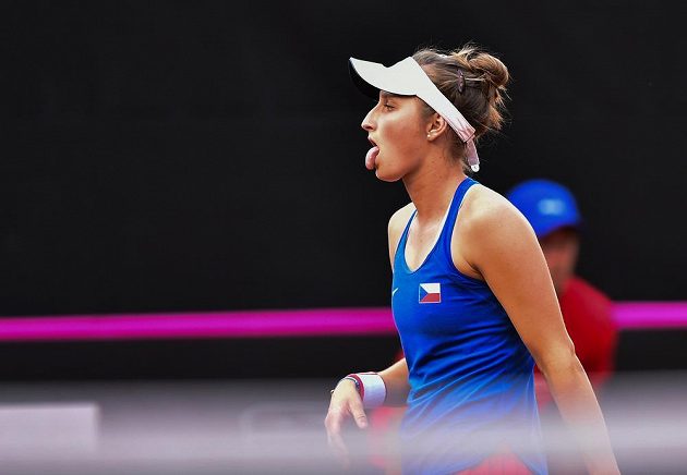 Tenistka Markéta Vondroušová v utkání s Leylah Fernandezovou z Kanady. Jednička českého fedcupového týmu potvrdila roli favoritky.