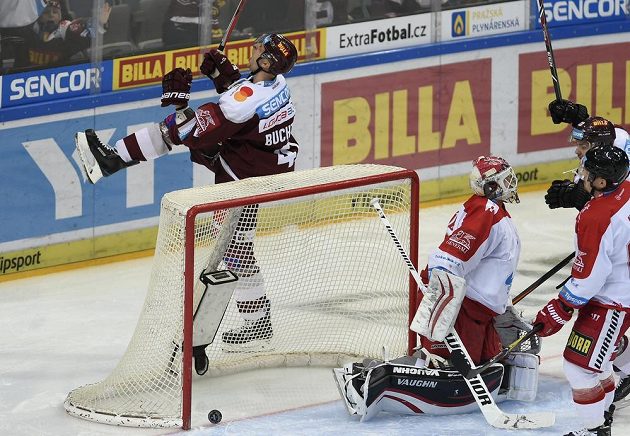 Jan Buchtele (vlevo) ze Sparty se raduje z úvodního gólu v dohrávce 48. kola Tipsport extraligy. Uprostřed je olomoucký brankář Branislav Konrád.