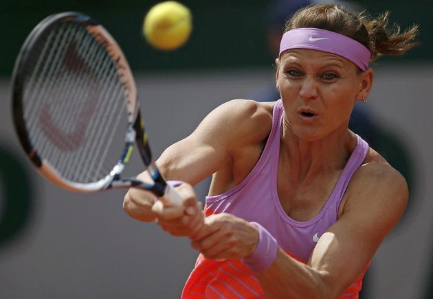 Česká tenistka Lucie Šafářová ve čtvrtfinále French Open proti Španělce Garbiňe Muguruzaové.