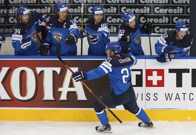 Finský hokejista Jori Lehterä se raduje z gólu v semifinále proti české reprezentaci.
