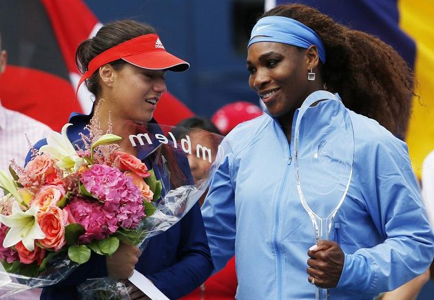 Serena Williamsová (vpravo) z USA s trofejí za triumf v Torontu, vedle její finálová soupeřka Sorana Cirsteaová.