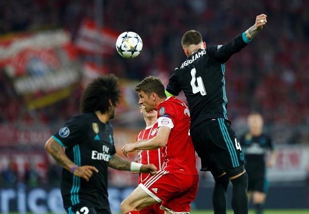 Útočník bayernu Mnichov Thomas Müller v souboji o míč se Sergio Ramosem z Realu Madrid během semifinále Ligy mistrů.