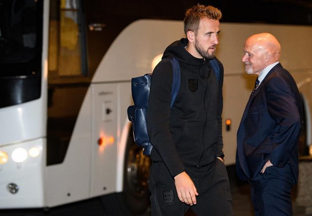 Útočník Anglie Harry Kane po příjezdu do hotelu Internacionál k zápasu kvalifikace s českým týmem