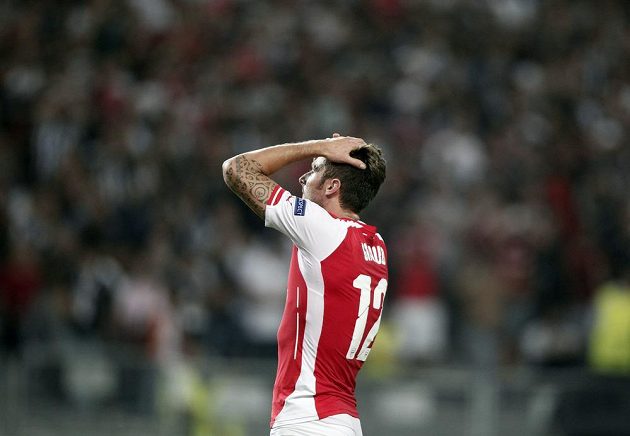 Útočník Arsenalu Olivier Giroud během úvodního utkání play off Ligy mistrů na hřišti Besiktase Istanbul.