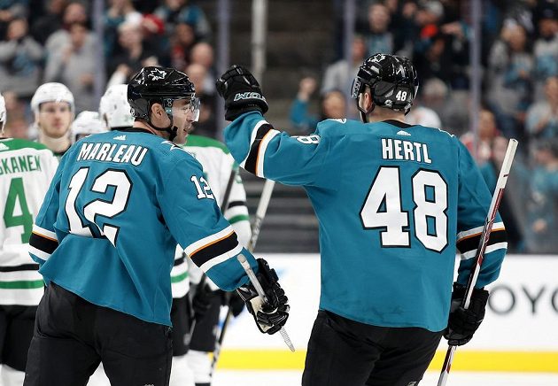 Ventr Sharks Tomáš Hertl gratuluje svému spoluhráči Marleauovi ke vstřelené brance.