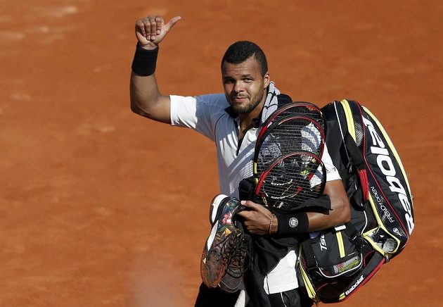 Francouzský tenista Jo-Wilfried Tsonga se loučí s publikem na Roland Garros, do finále postoupil Švýcar Stan Wawrinka.