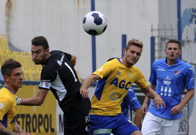 V popředí tepličtí hráči Elvis Bratanovič (vlevo) a David Jablonský (vpravo), uprostřed ostravský brankář Jiří Pavlenka.