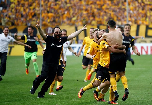 Jdeme dál, navíc přes nenáviděného soupeře. Drážďanská radost po boji s Lipskem. Vepředu vpravo zády autor rozhodující penalty při rozstřelu, Syřan Aias Aosman.