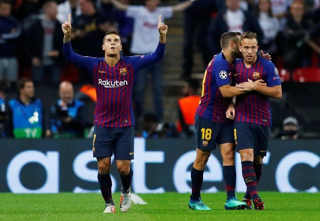 Barcelonská radost! Vlevo autor gólu proti Tottenhamu Philippe Coutinho, dále jsou na snímku Jordi Alba (18) a Arthur.