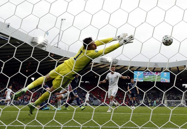 Goal!  The ball is from the head of Patrik Schick to the net of the Scottish goalkeeper ...