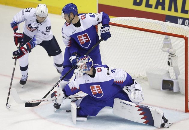 Hvězdný americký reprezentant Patrick Kane zkouší vyzrát na slovenského brankáře Patrika Rybára během utkání hokejového mistrovství světa.