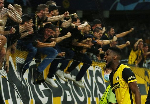 Fotbalista Young Boys Jordan Siebatcheu slaví s fanoušky vítězný gól proti Manchesteru United.