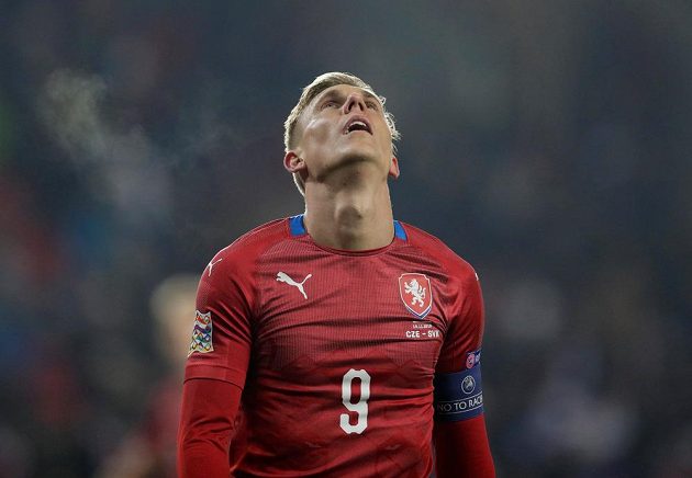 Zklamaný Bořek Dočkal poté, co mu v závěru úvodní půle slovenský gólman vyrazil střelu mířící do branky.