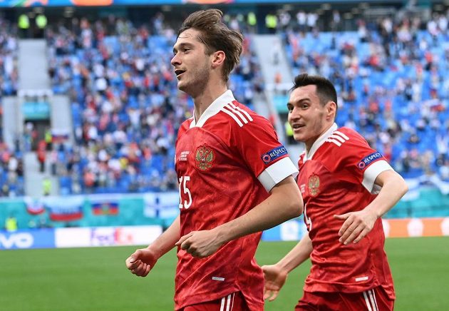 Goal scorer Aleksej Mirančuk (left) and another Russian Vyacheslav Karavajev rejoice in the match with the Finns.