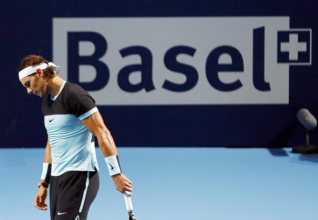 Zklamaný španělský tenista Rafael Nadal během duelu proti Lukáši Rosolovi na turnaji v Basileji.