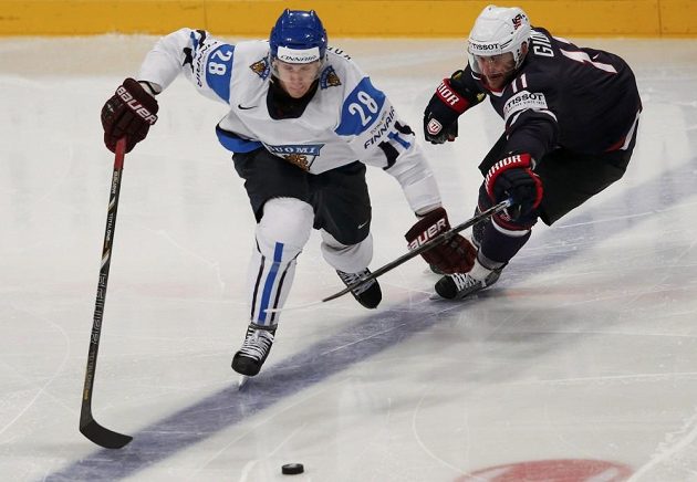 Fin Lauri Korpikoski (vlevo) v souboji s americkým útočníkem Stephenem Giontou.