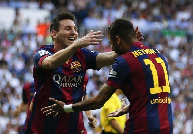 Neymar z Barcelony (vpravo) slaví se spoluhráčem Lionelem Messim gól v síti Realu Madrid.
