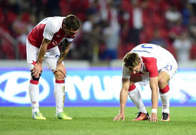 Zklamaní slávisté Jiří Bílek a Milan Škoda (vpravo) po skončení utkání s Anderlechtem.