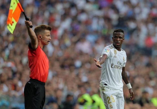 Fotbalista Realu Madrid Vinicius Junior a jeho reakce směrem k rozhodčímu během utkání španělské ligy.