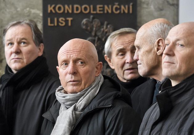 Ve Velké obřadní síni v pražských Strašnicích se konalo poslední rozloučení s fotbalovým trenérem Josefem Pešicem, který zemřel 18. prosince ve věku 67 let. Na snímku druhý zleva je kouč české reprezentace Karel Jarolím, vpravo je trenér Boris Kočí, vlevo funkcionář Bohemians Miroslav Držmíšek.