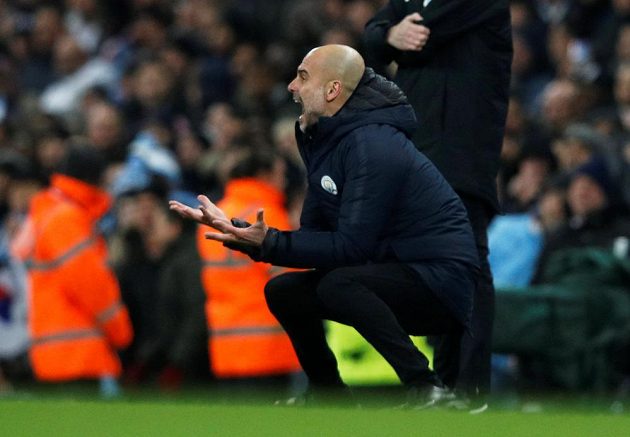 Trenér Manchesteru City Pep Guardiola v akci během utkání fotbalové Premier League.