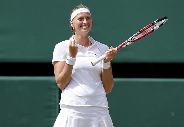 Petra Kvitová se raduje z postupu do finále Wimbledonu po vítězství nad Lucií Šafářovou.