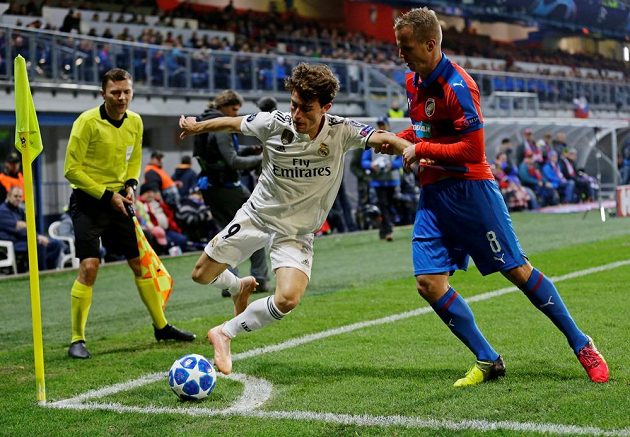 Alvaro Odriozola (vlevo) z Realu a David Limberský z Plzně.