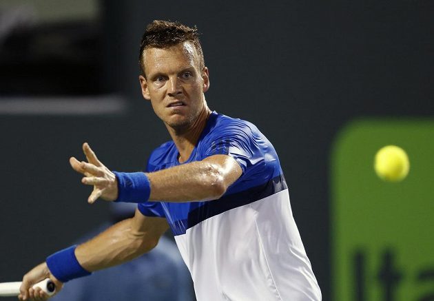 Český tenista Tomáš Berdych během duelu se Srbem Novakem Djokovičem ve čtvrtfinále turnaje v Miami.