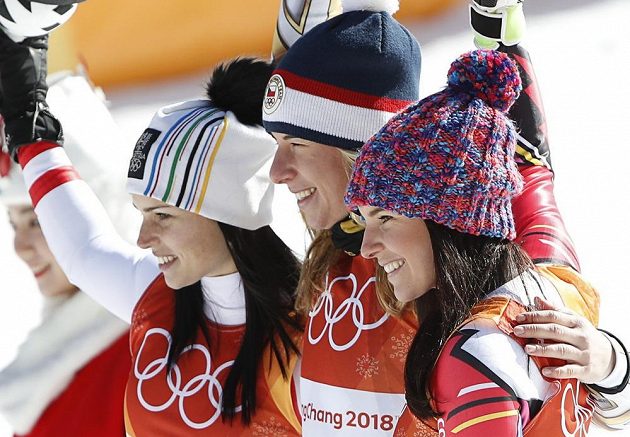 Tři medailistky z olympijského závodu v super-G: (zleva) stříbrná Rakušanka Anna Veithová, zlatá Ester Ledecká a bronzová Tina Weiratherová z Lichtenštejnska.
