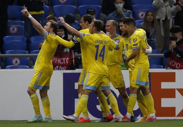 Fotbalisté Kazachstánu slaví gól proti Ukrajině v kvalifikaci o postup na MS.