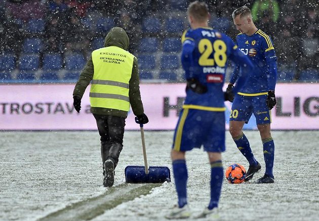 Pořadatelé museli kvůli silnému sněžení několikrát zastavovat hru a čistit čáry.