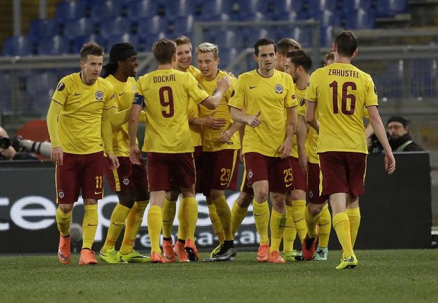 Obrovská radost fotbalistů Sparty po druhém gólu do sítě Lazia Řím. Uprostřed střelec Ladislav Krejčí.