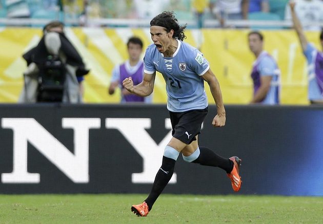 Uruguayský snajpr Edinson Cavani skóroval v duelu proti Itálii dvakrát, trefil se i z penalty.
