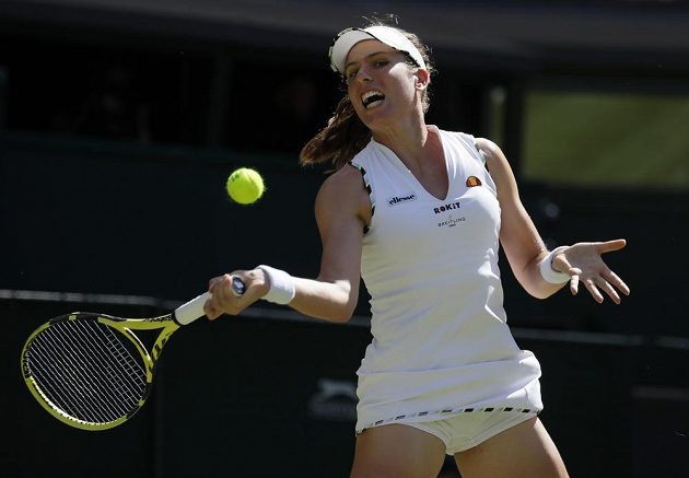 Britská tenistka Johanna Kontaová odehrává míč v utkání druhého kola Wimbledonu.