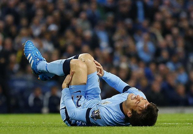 Záložník Manchesteru City David Silva se svíjí v bolestech během osmifinále Ligového poháru s Newcastlem.