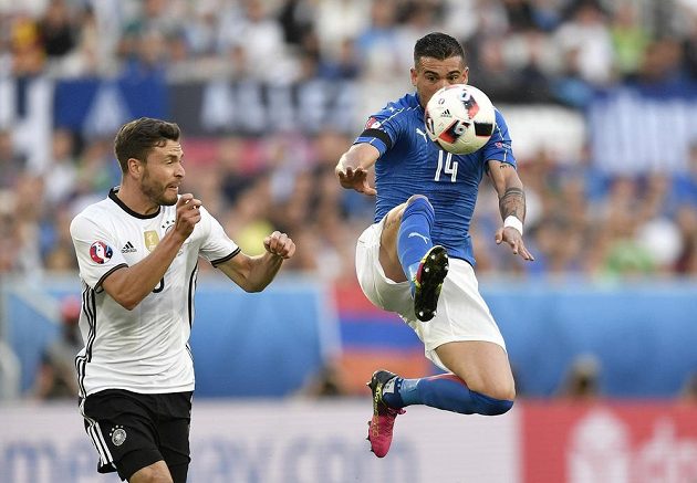 Ital Stefano Sturaro (vpravo) zpracovává míč před Jonasem Hectorem z Německa.