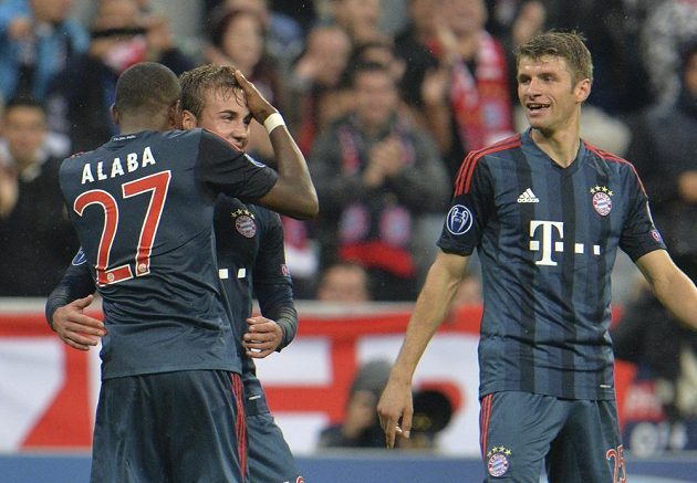 David Alaba a Thomas Müller (vpravo) gratulují Mariovi Götzemu ke gólu proti Plzni.