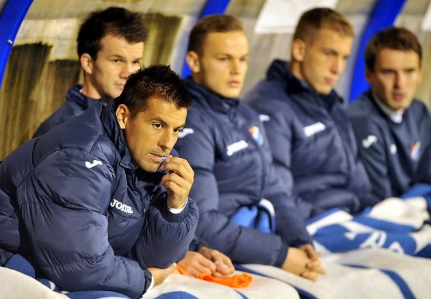 Útočník Baníku Milan Baroš (zcela vlevo) na lavičce v prvním poločase utkání s Jihlavou.