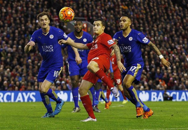 Philippe Coutinho z Liverpoolu (v červeném) odkopává balón v obležení hráčů Leicesteru.