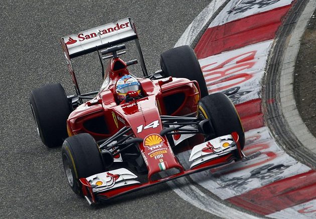 Pilot stáje Ferrari Fernando Alonso skvěle odstartoval, v závěru ale jeho monopostu docházel dech.