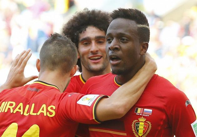 Belgičtí fotbalisté Kevin Mirallas a Marouane Fellaini se radují s útočníkem Divockem Origim z gólu proti Rusku.
