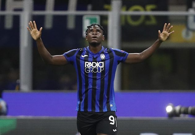Fotbalista Atalanty Bergamo Duvan Zapata slaví gól v síti Šachtarz Doněck v utkání Ligy mistrů.