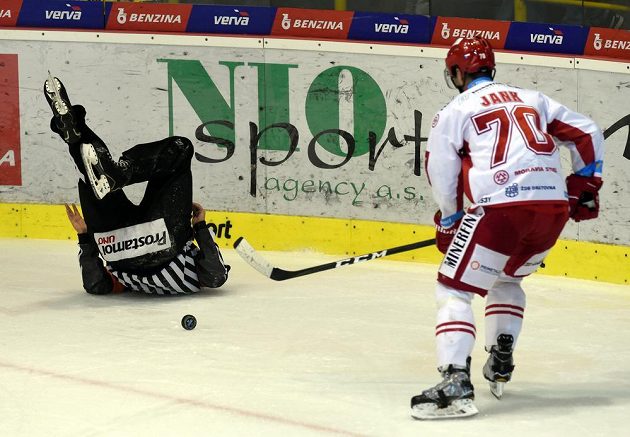 Hlavní rozhodčí Petr Úlehla se při utkání v Litvínově dostal do prekérní situace.